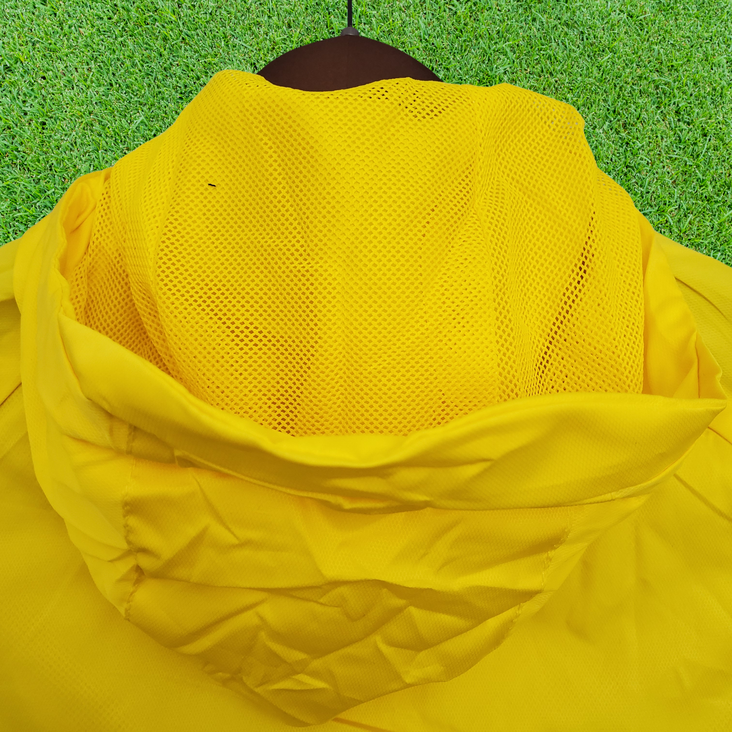 Cortavientos azul/amarillo de Brasil