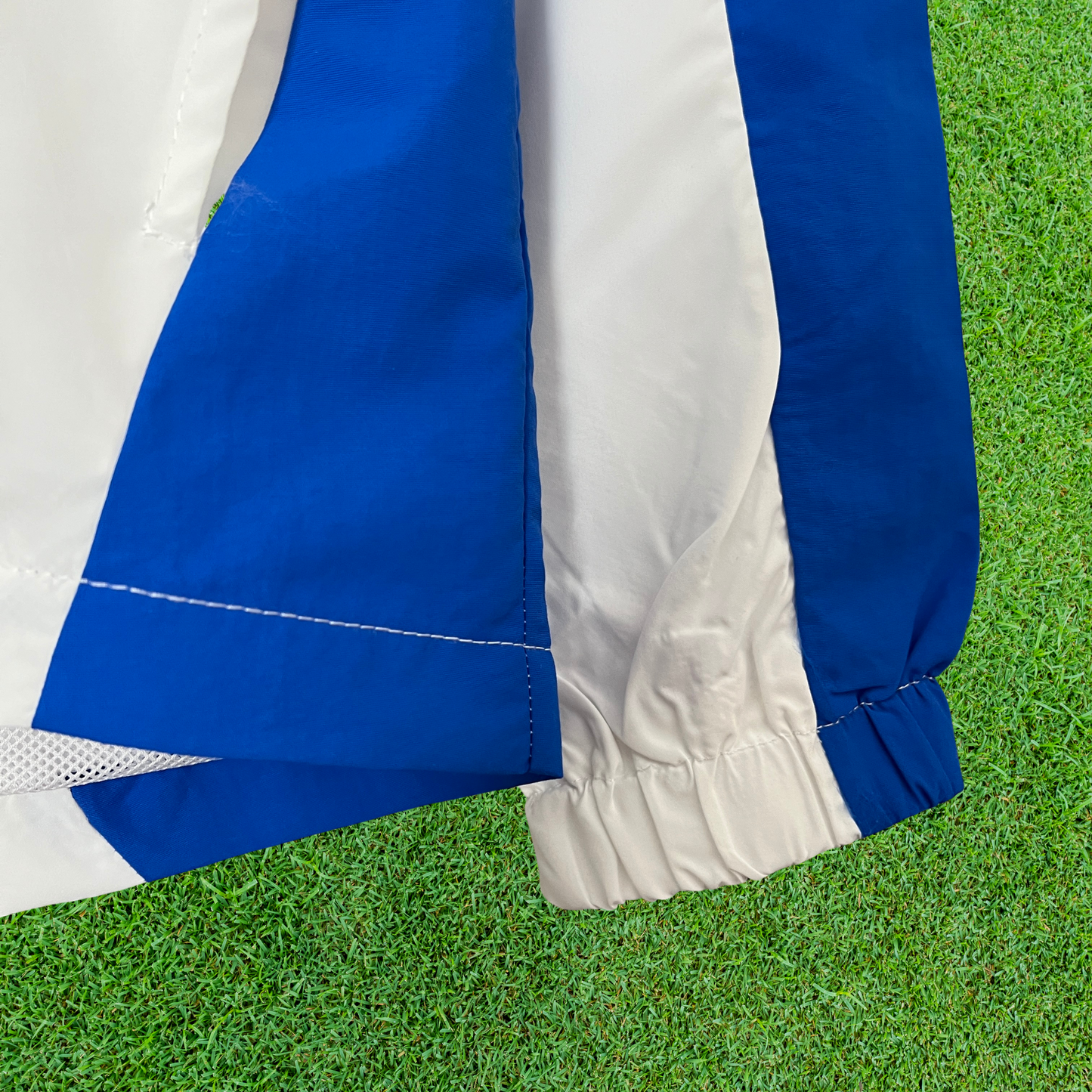 Cortavientos blanco brasileño