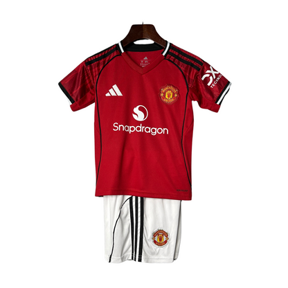 Kit infantil de local del Manchester United 25/26 