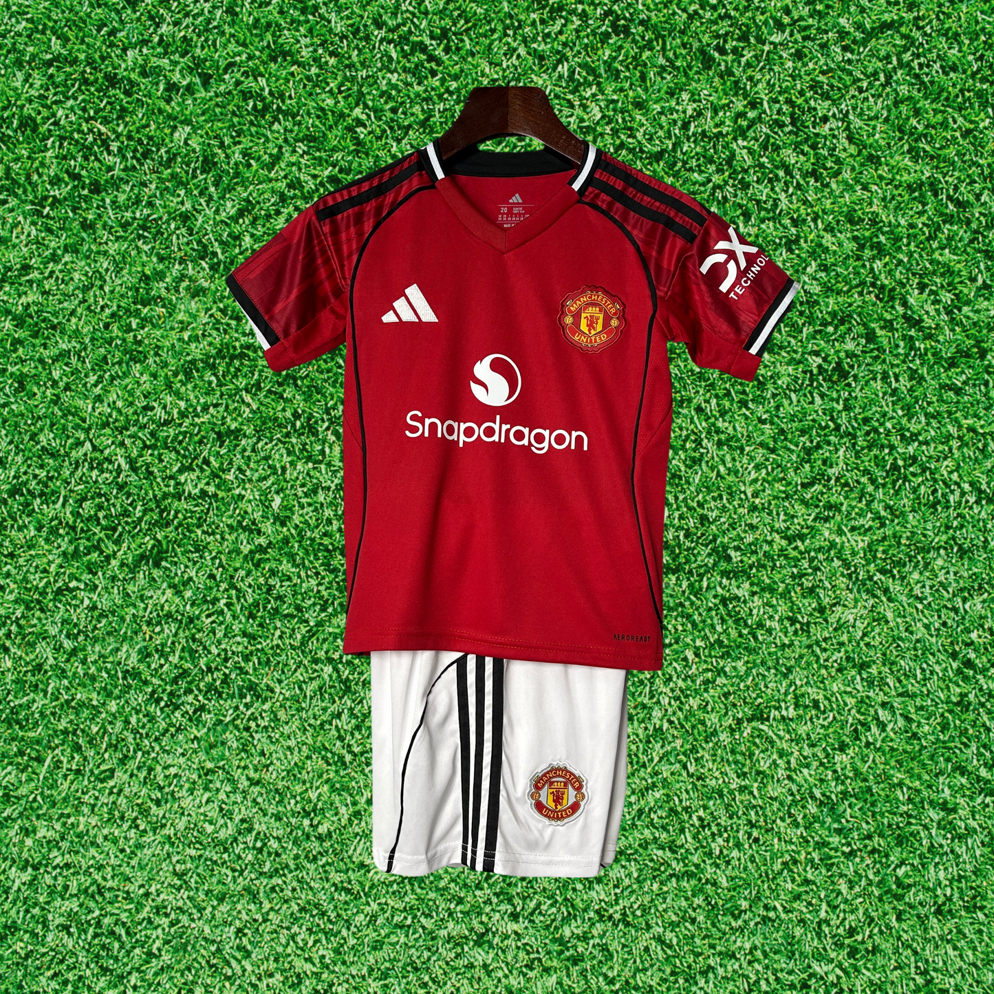 Kit infantil de local del Manchester United 25/26 