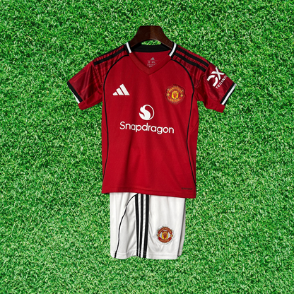 Kit infantil de local del Manchester United 25/26 