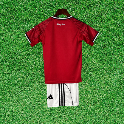 Kit infantil de local del Manchester United 25/26 