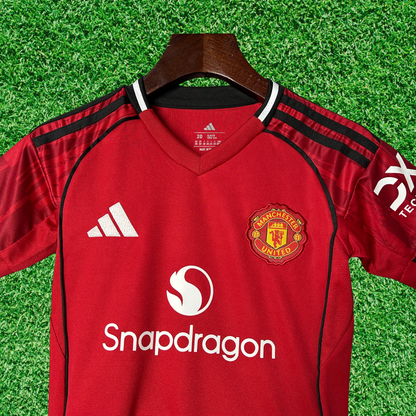 Kit infantil de local del Manchester United 25/26 