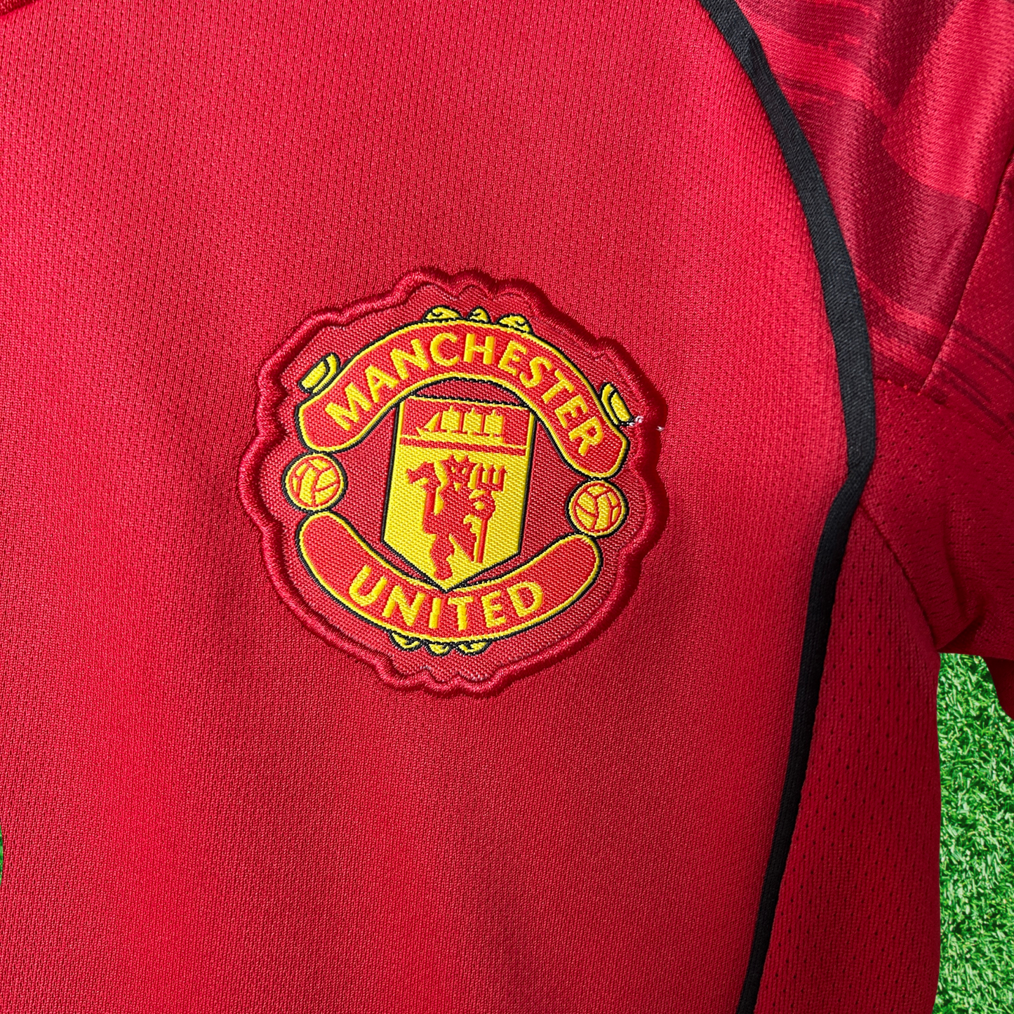Kit infantil de local del Manchester United 25/26 