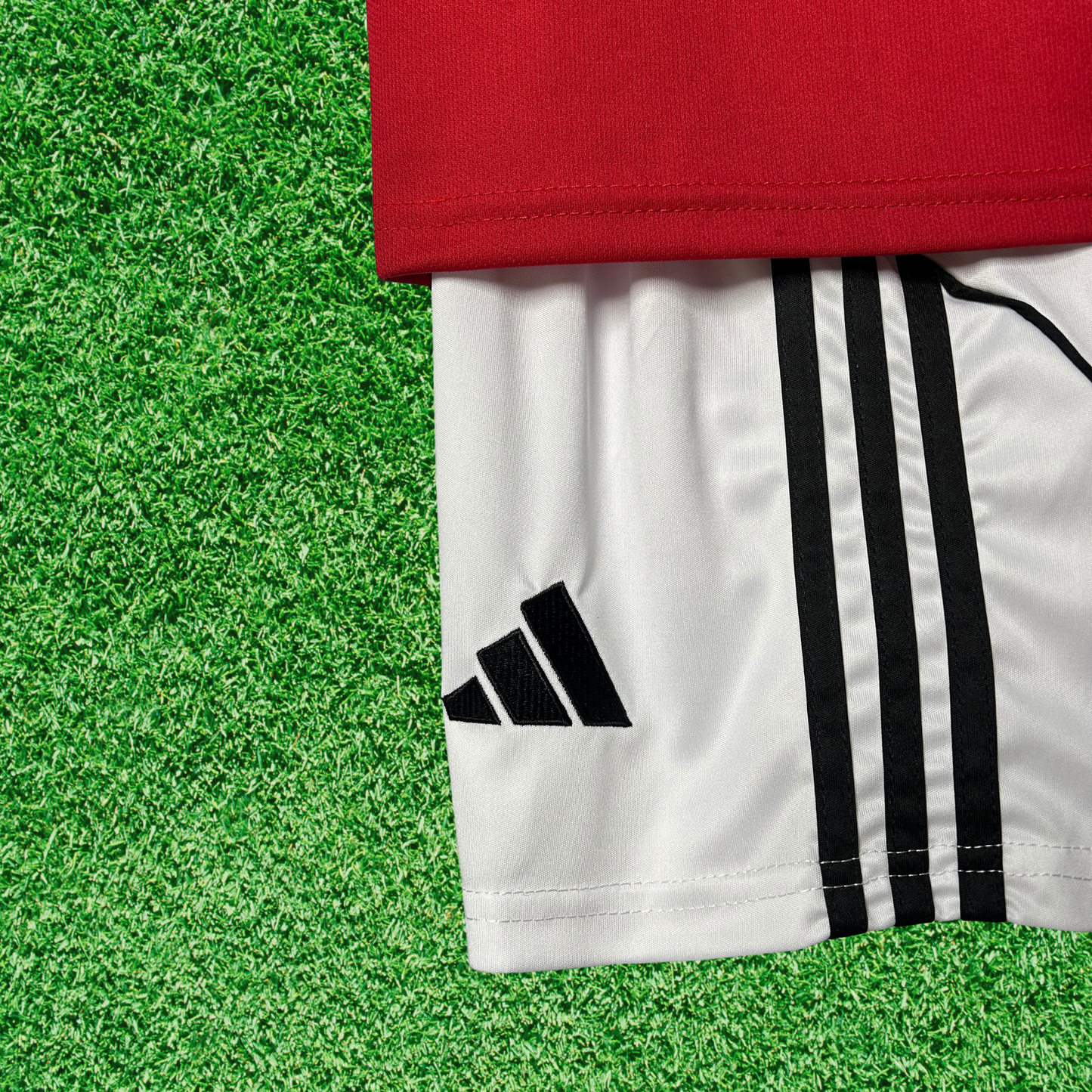 Kit infantil de local del Manchester United 25/26 