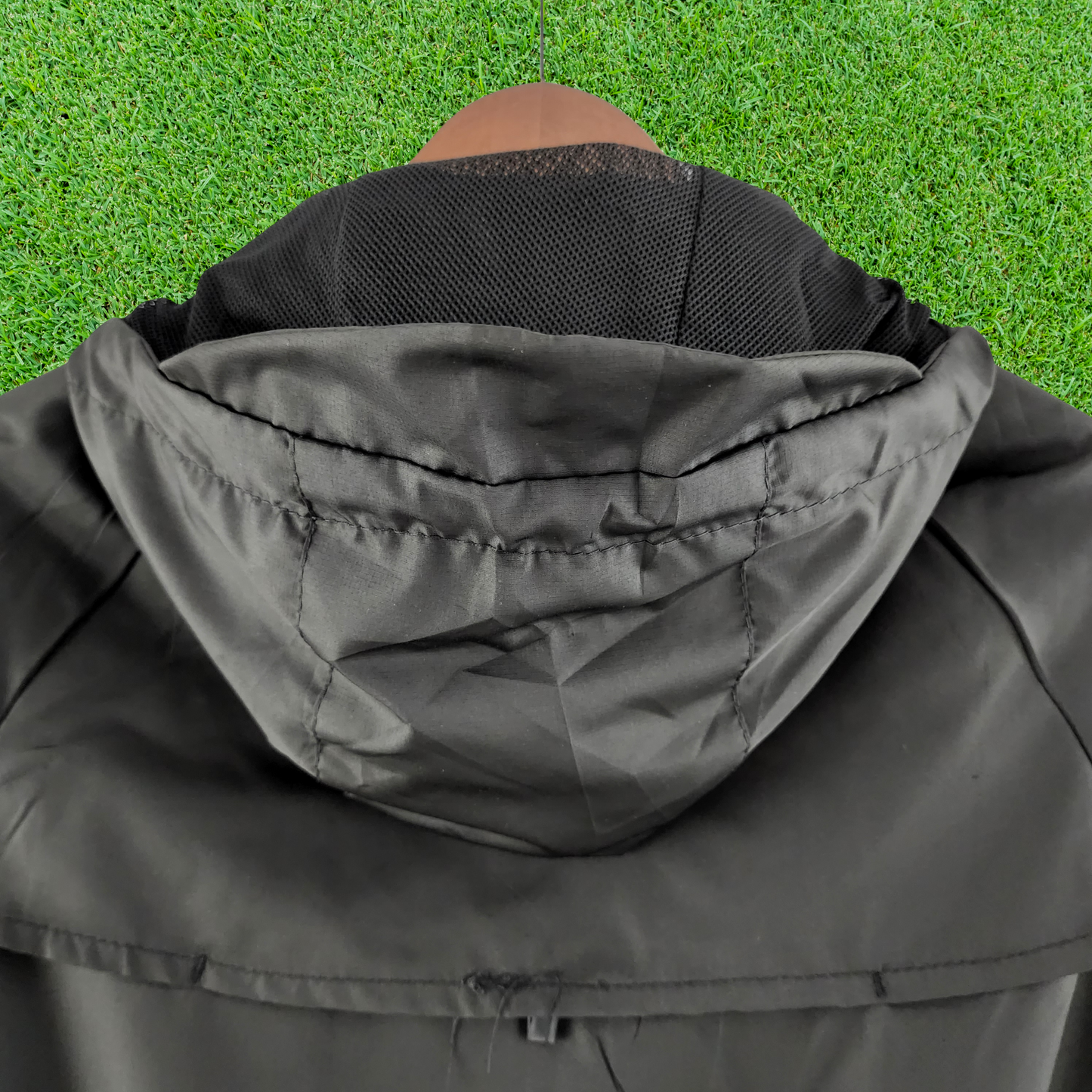 Cortavientos negro brasileño 