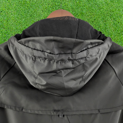 Cortavientos negro brasileño 