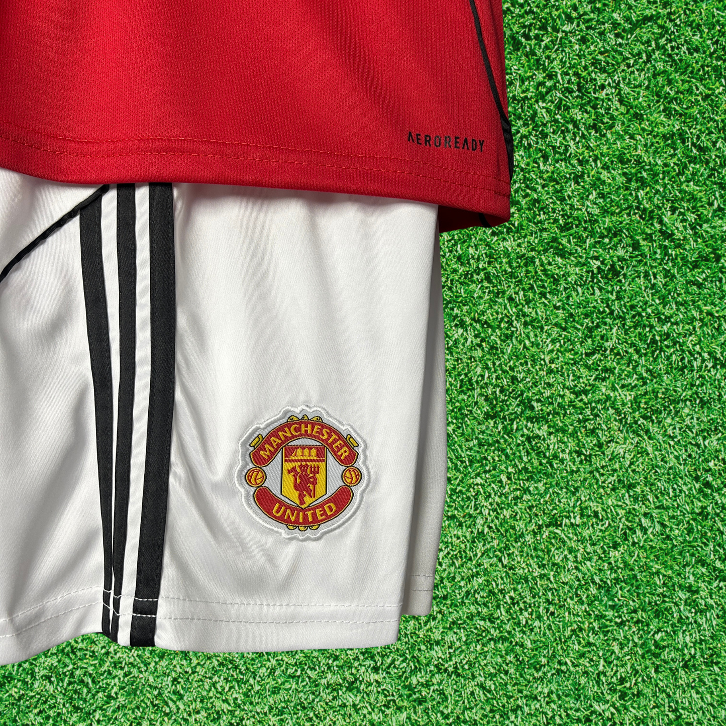 Kit infantil de local del Manchester United 25/26 