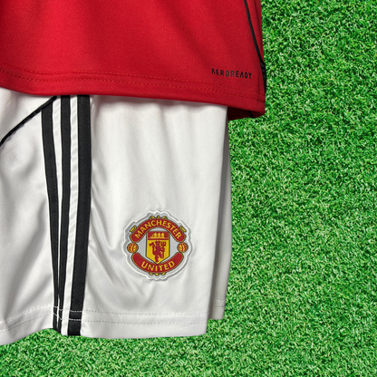 Kit infantil de local del Manchester United 25/26 