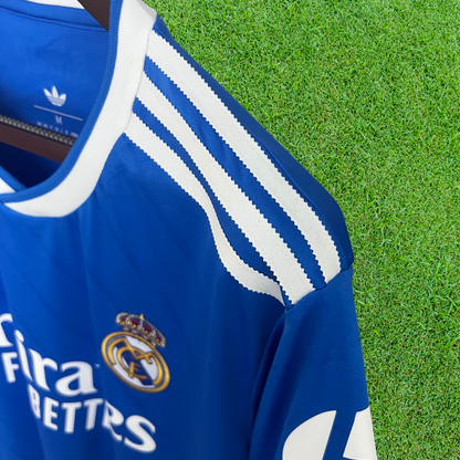Camiseta de la tercera equipación del Real Madrid 25/26, versión para aficionados 